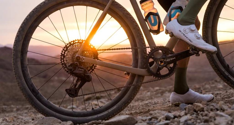 Bezprzewodowe gravelowe komponenty SHIMANO. Bezprzewodowa grupa GRX 1x12 sprawdzi się na każdej gravelowej wyprawie