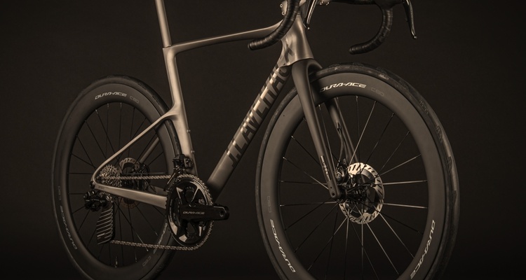 J.Laverack redefiniuje rowerową wydajność dzięki tytanowemu drukowi 3D i włókną węglowym