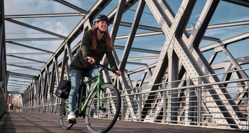 Polacy coraz częściej kręcą cały rok. 63% badanych jeździ na rowerze także jesienią i zimą