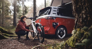Volkswagen przenosi technologie z samochodów do e-bike’a. Radar, kamera cofania i inteligentny kask