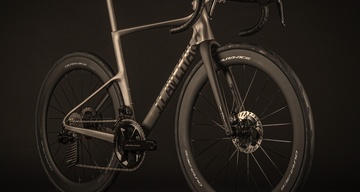 J.Laverack redefiniuje rowerową wydajność dzięki tytanowemu drukowi 3D i włókną węglowym
